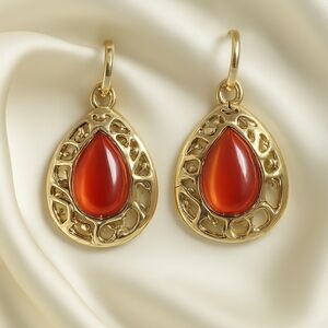 Polished Red-Orange Teardrop Gemstone Dangle Earrings – Gold Filigree Elegance